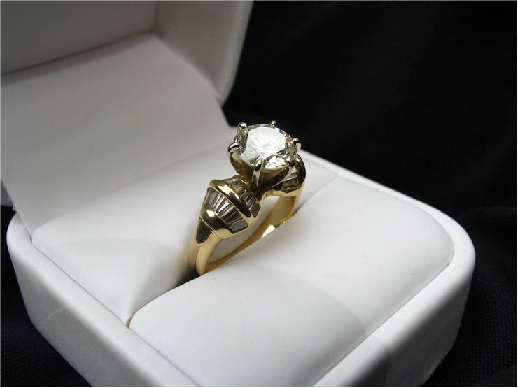 Diamod egagement ring picture