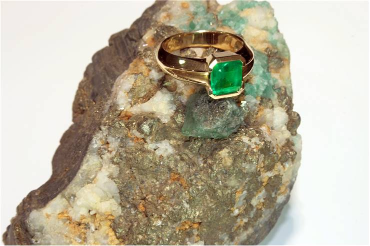 Emerald egagement ring picture