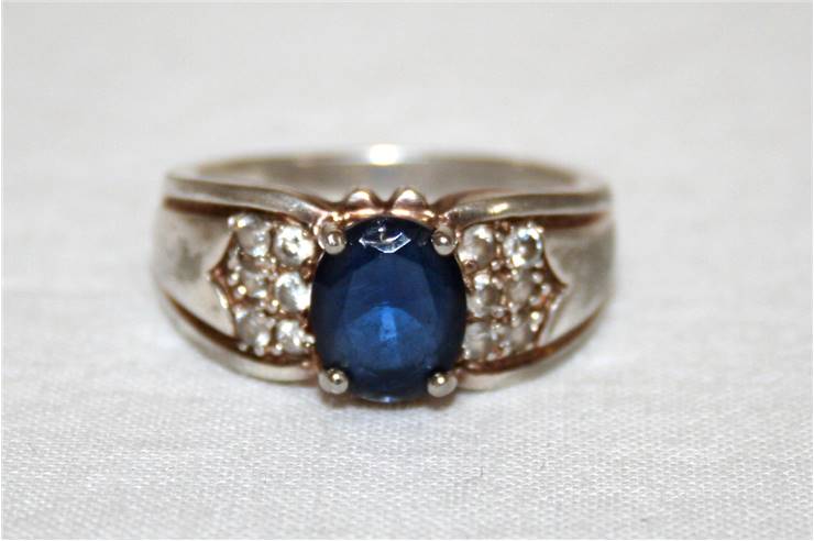 Sapphire egagement ring picture